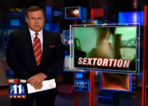 Fotograma de un programa de noticias hablando de la sextorsión